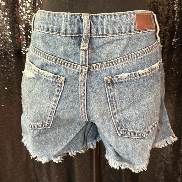 Brand New Hollister Ultra High Rise Vintage Relaxed Mom Jean Shorts - Picture 3 of 4